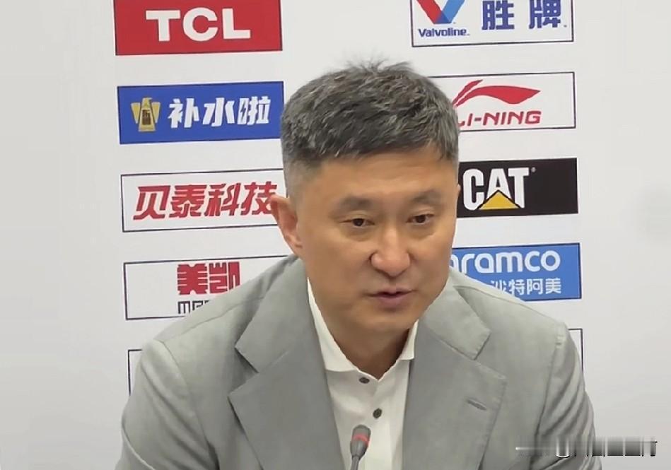 主场大胜新疆队，赛后新闻发布会杜锋谈到崔永熙的表现。杜锋说:崔永熙一年多了没有