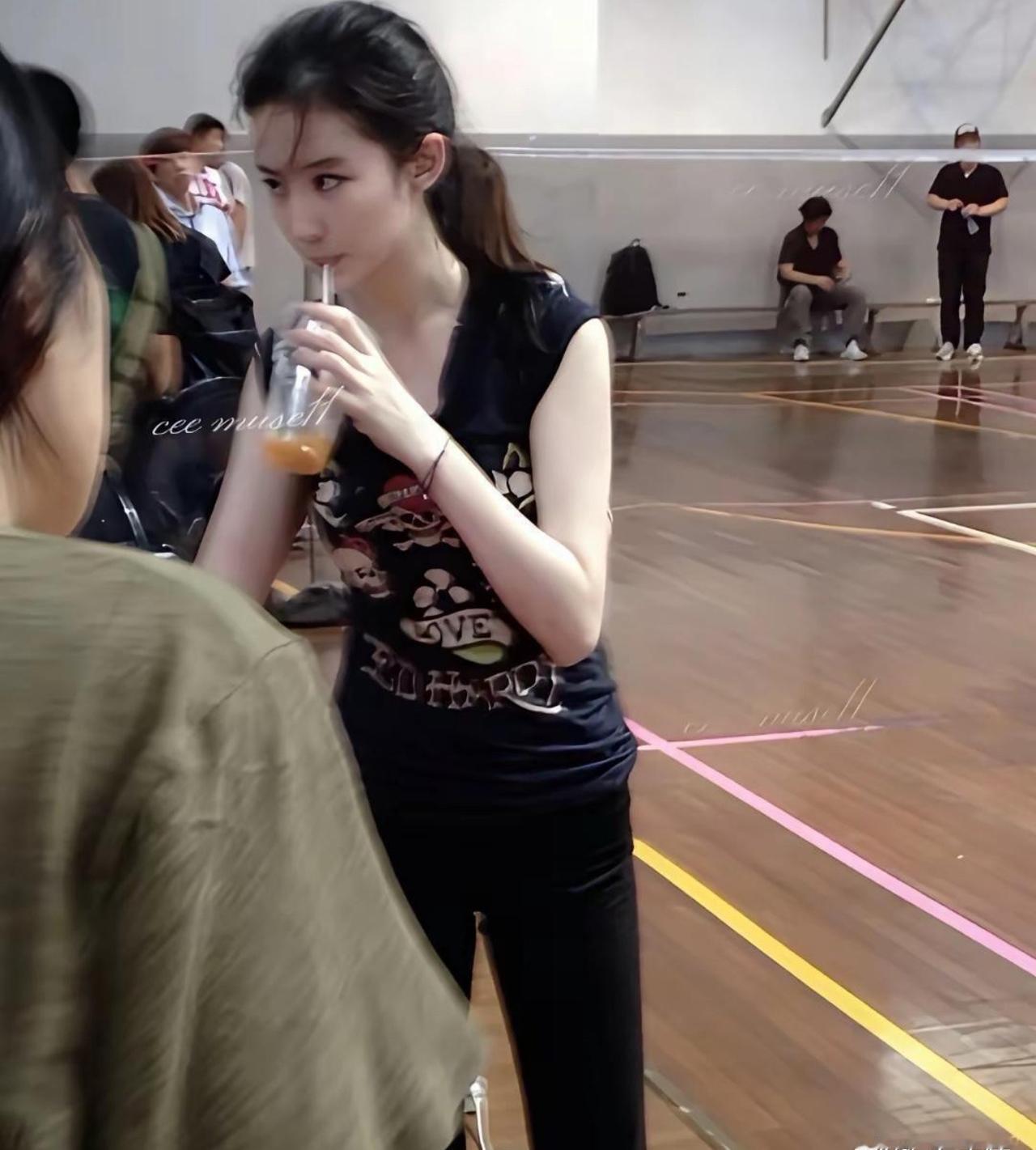 刘亦菲早期素颜照，这真的是人类吗？太美了​​​