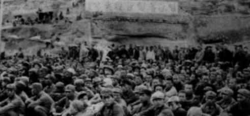 1946年，一群土匪正在大吃大喝，土匪头目喝醉后将自己的大衣脱下。突然，从他的大