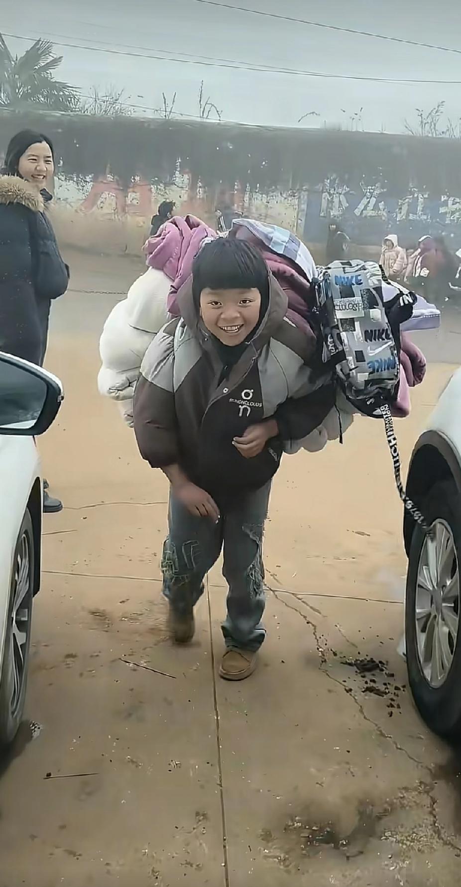 “破防了！”妈妈去接读小学放寒假的儿子，看见儿子走过来的瞬间，妈妈是又心疼又感动