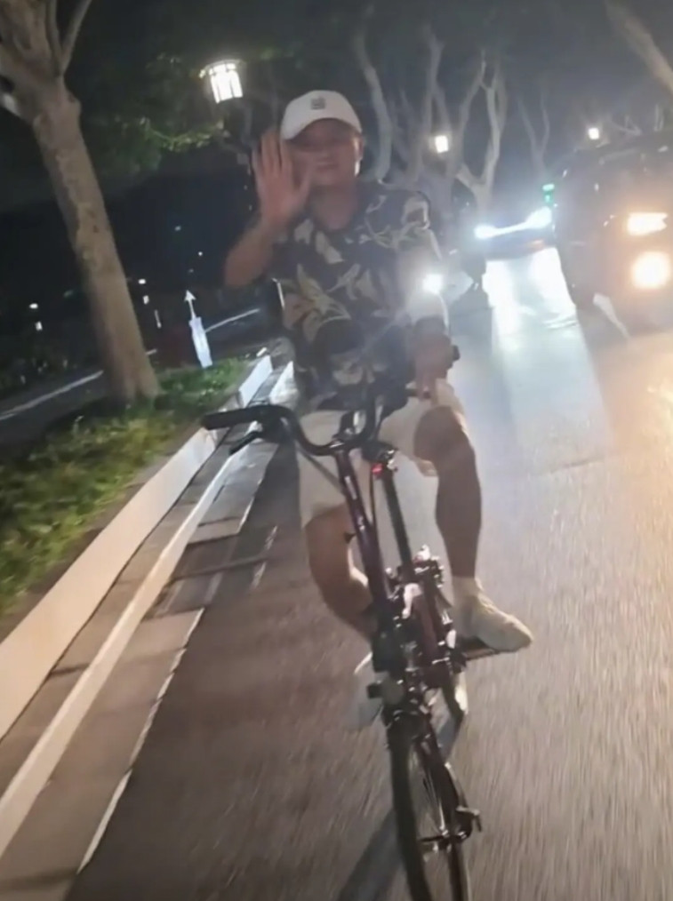 马云现身西湖骑行我不意外，他骑了辆一万多的自行车我也不意外，当网友问他能不能拍他