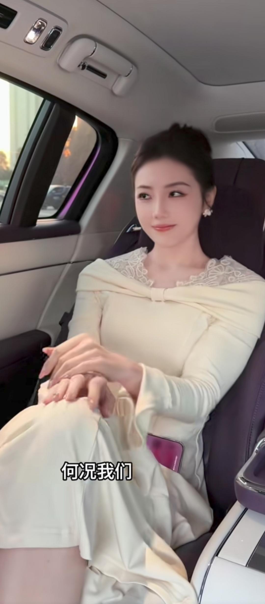 姑娘在车里看着好温柔啊。