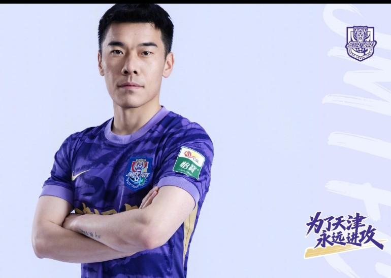 天津津门虎主教练也是不信邪。在谢蒂内无法登场的情况下，安排自己的爱徒王秋明首发