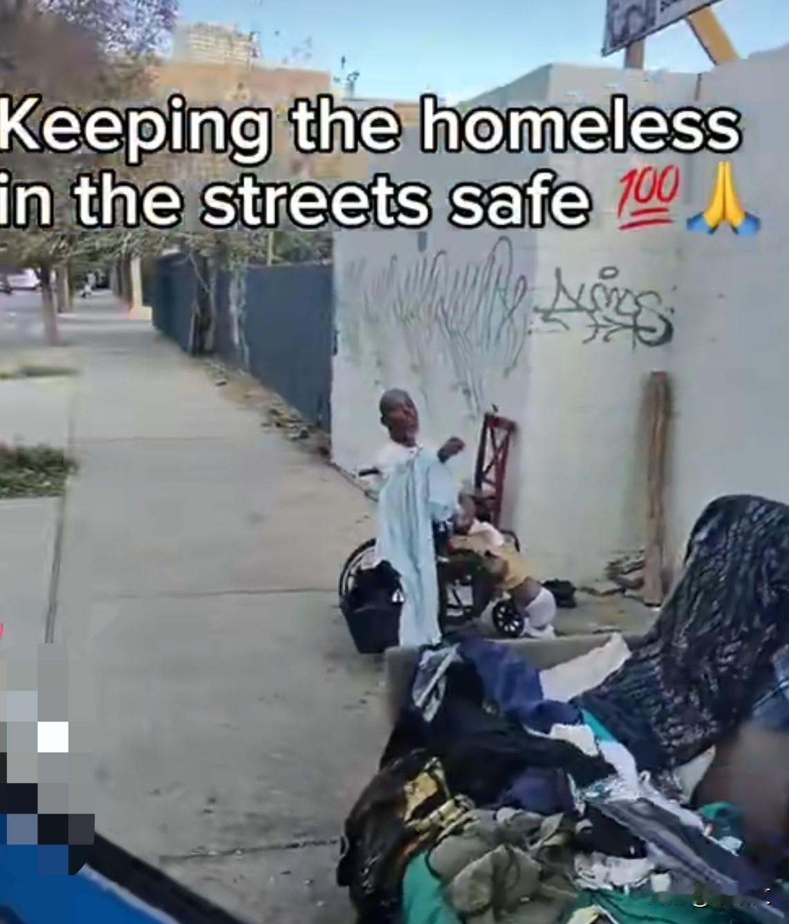 美国博主街头发刀给流浪汉还配烟酒，引街头大乱斗，争议炸翻美国街头出离谱操作