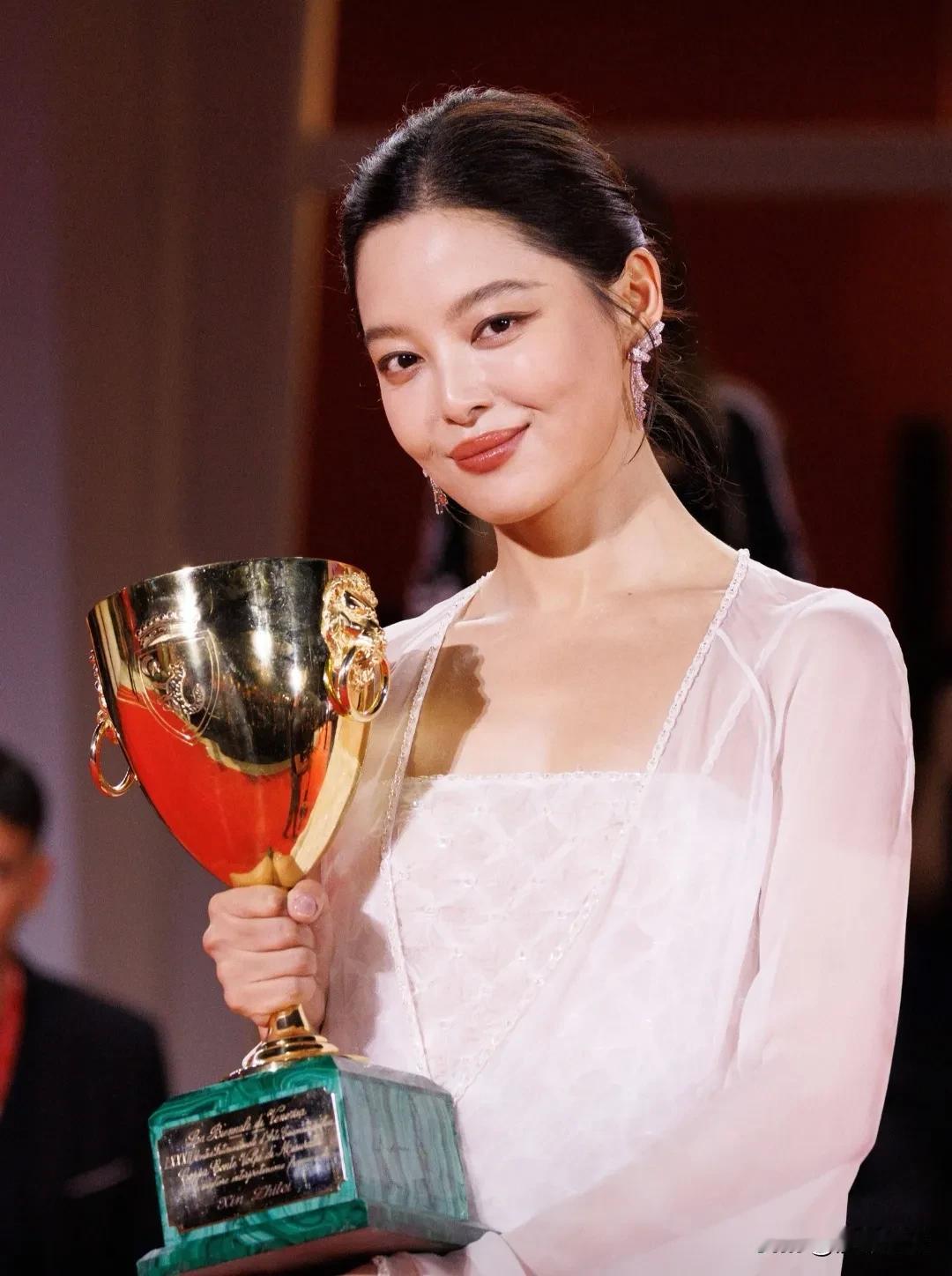 辛芷蕾，传来喜讯！5月13日的娱乐版，被辛芷蕾炸了个彻底。好莱坞权威媒体