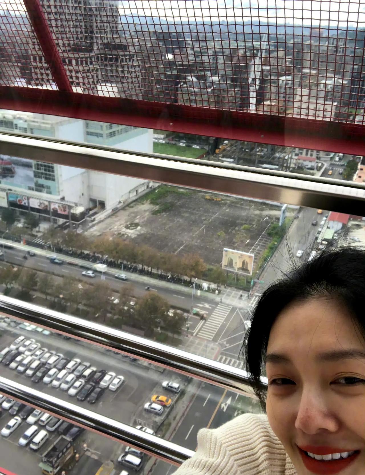 生前全网黑她“作”，死后三百个山区孩子举着她照片送行。银行流水不会说谎。过去