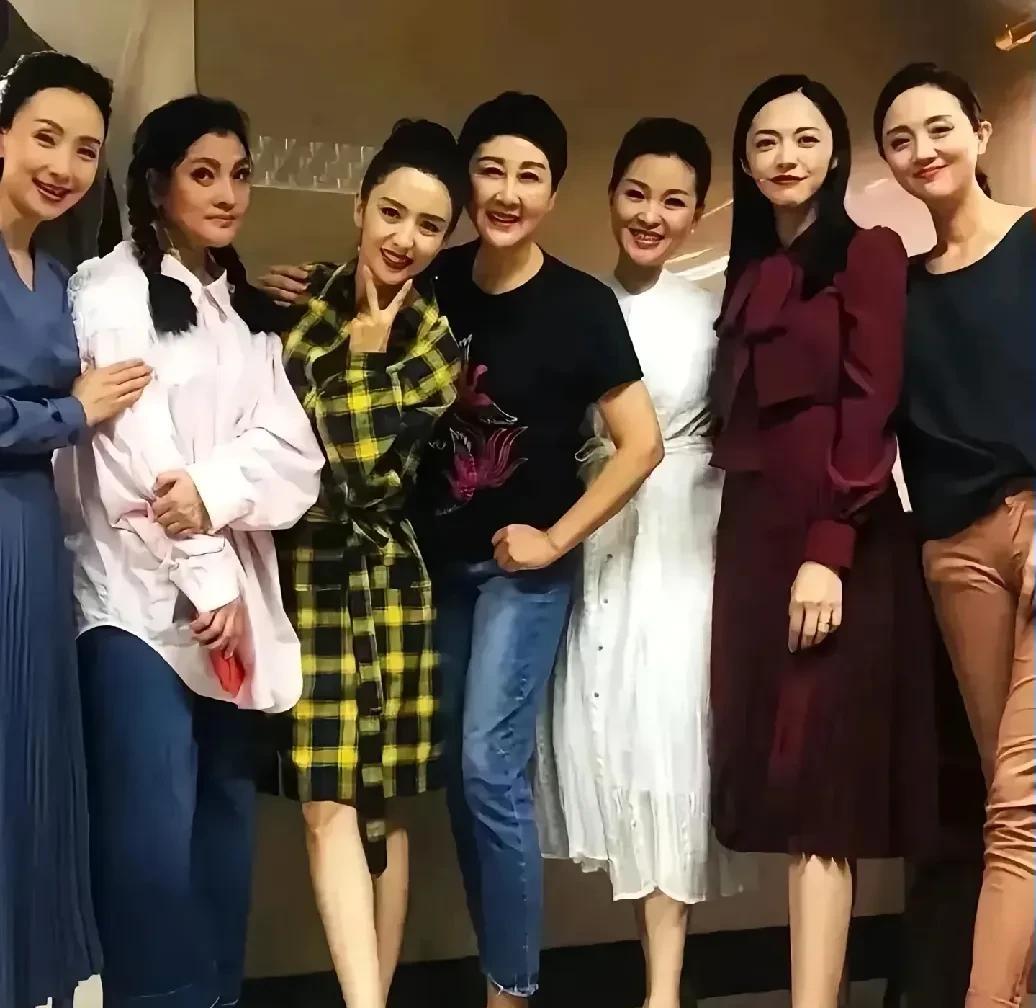 7位大美女同框照，本以为C位才是颜值天花板，结果一眼被边上的朱媛媛惊艳到！棕色裤
