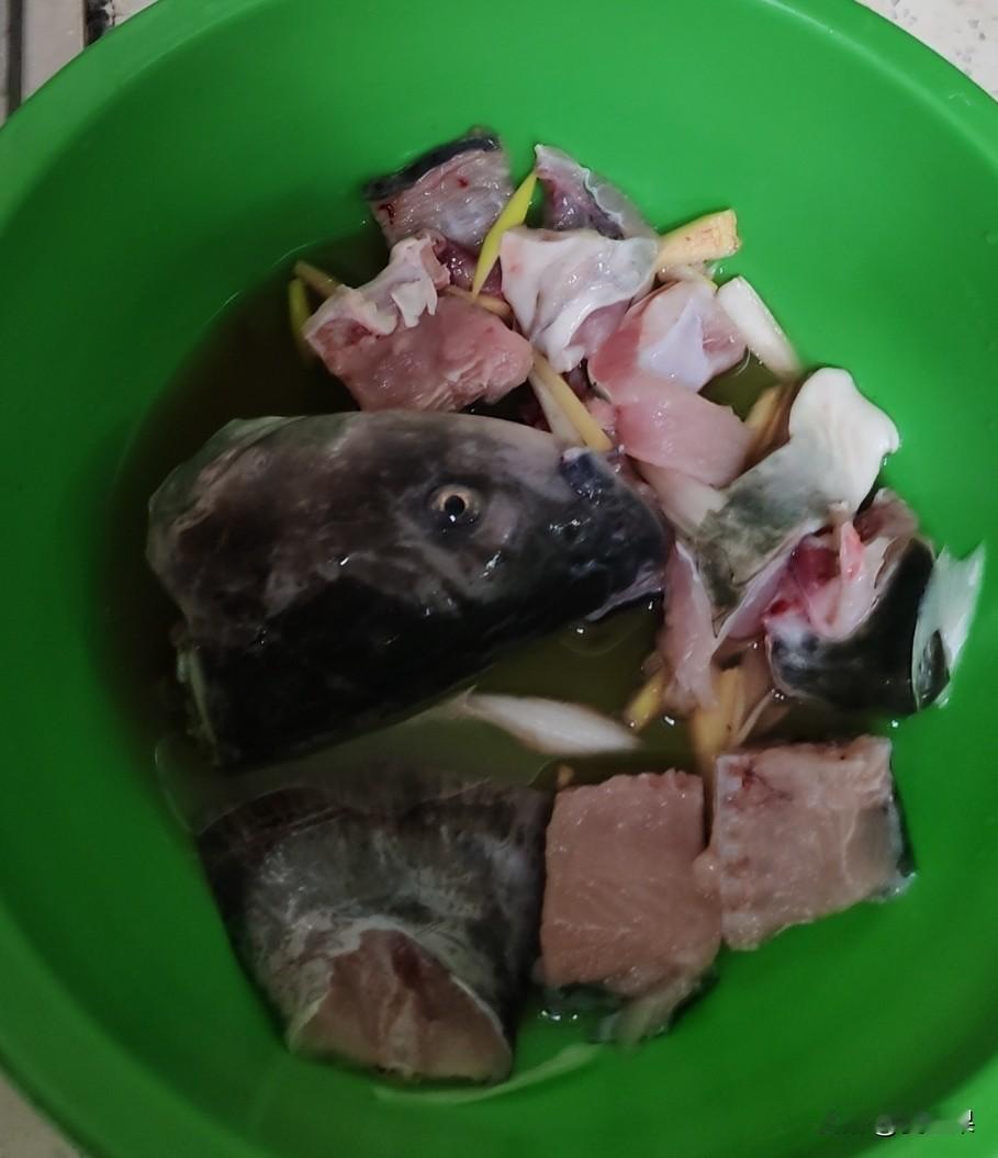 我发现做番茄鱼太简单了，买来鱼先盐腌一会儿，把西红柿切成小丁炒出沙来，再倒入开