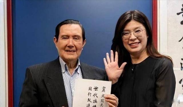 郑丽文刚当选国民党主席时，前党主席马英九亲笔题词:“世代接棒，同行致远”八个大字