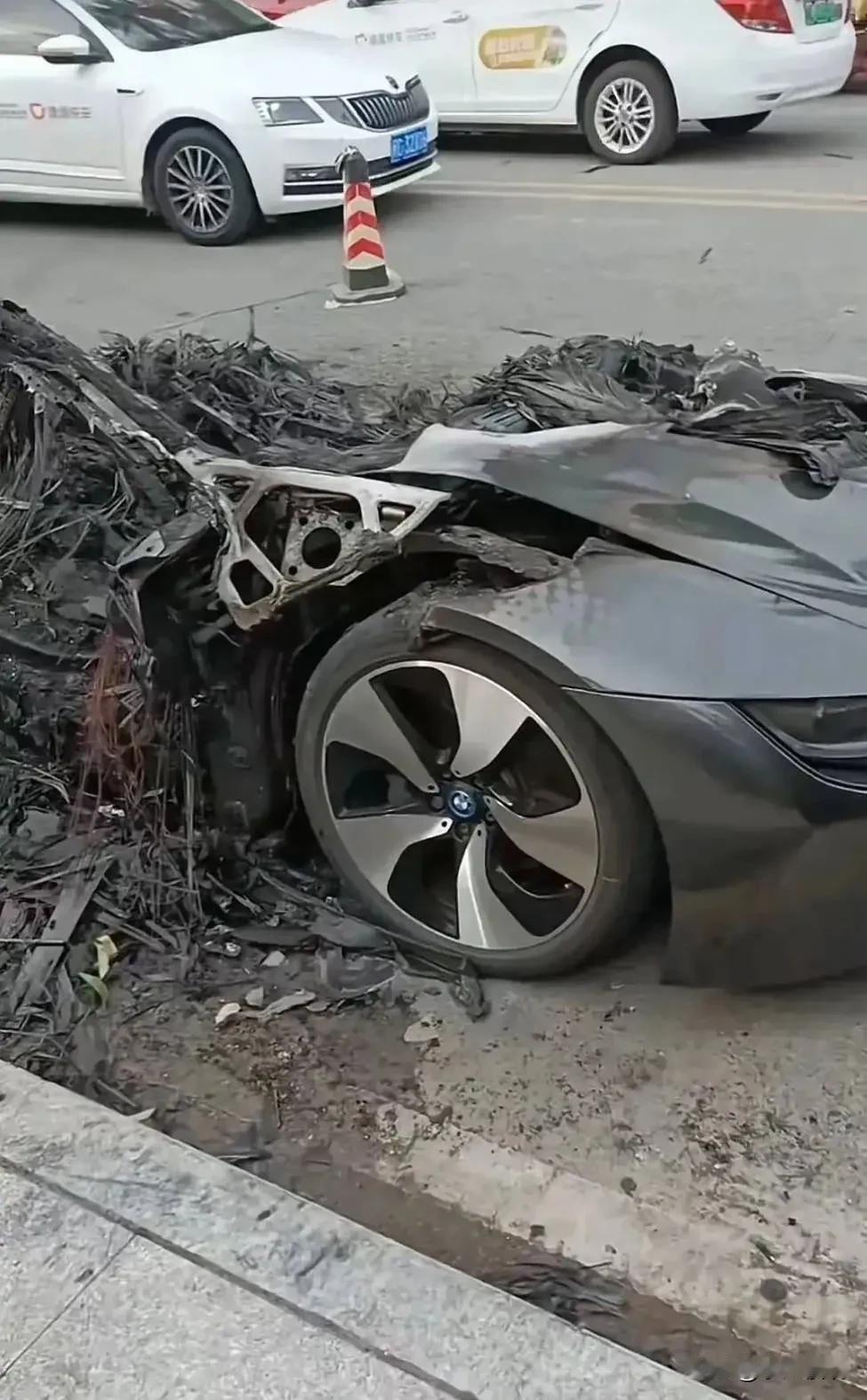 碳纤维车身有很多优点但也有个致命缺陷，就是不抗火据说碳纤维车身燃烧后是这个样