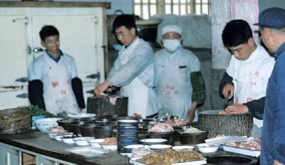 1950年，宋时轮在上海一家饭店用餐，可就在点菜的时候，他突然从服务员口中得知了