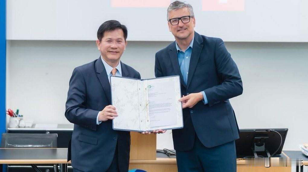 林佳龙窜访瑞士伯尔尼大学在世界卫生大会召开之际，台外事主管林佳龙先是流窜至