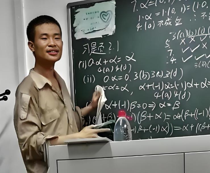 韦东奕的课，上学期退得只剩5个人。不是学生不努力，是他讲的东西，已经不在常规