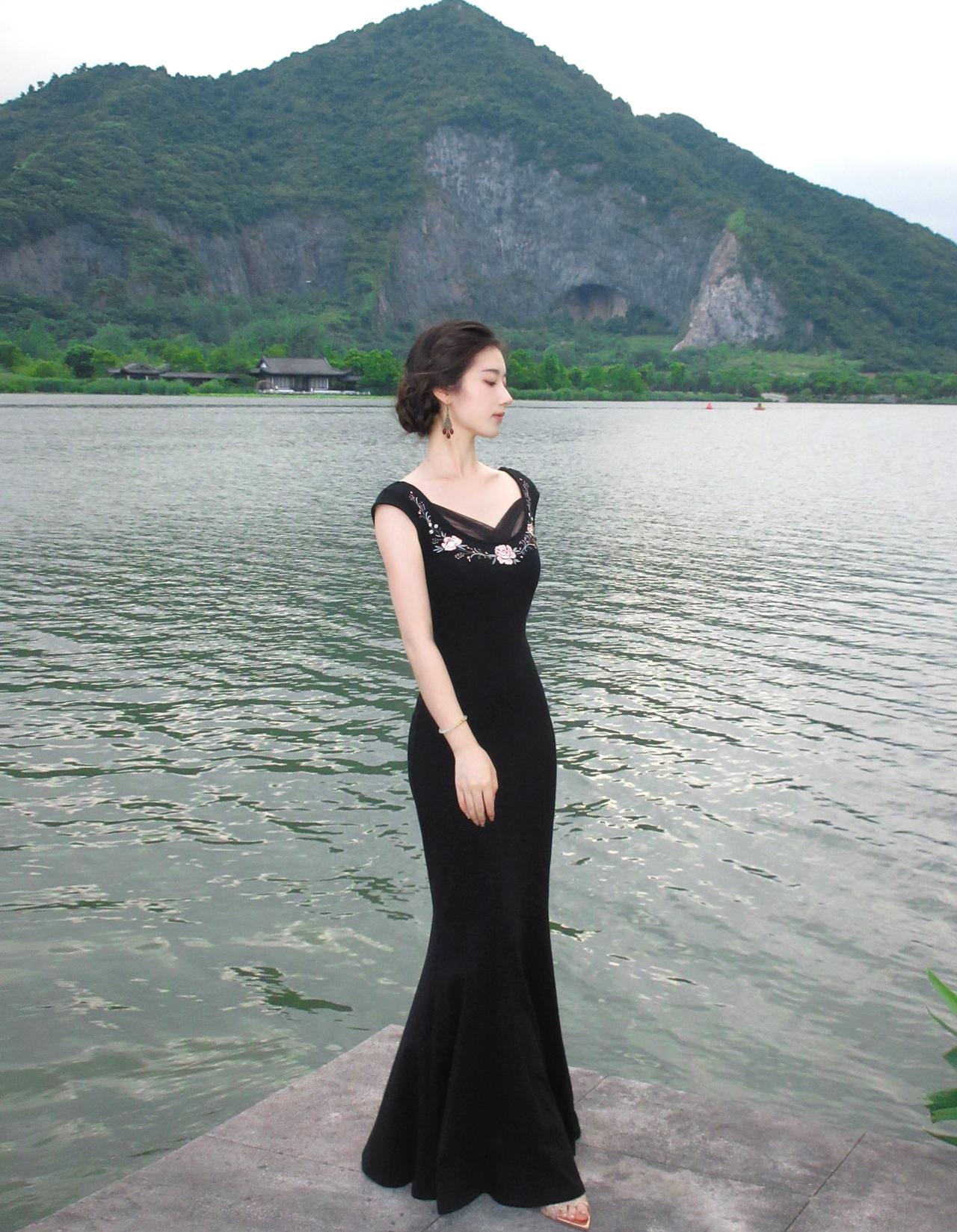 🖤黑色，永远是高级感的底色。这条鱼尾裙太懂女人了，修身的剪裁勾勒出好看的