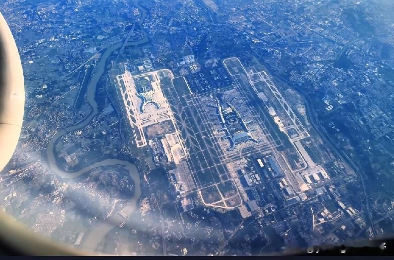 网友乘坐飞机从广州的上空穿过，从高空看下来，白云机场大蟑螂的形态更加清晰了。此外