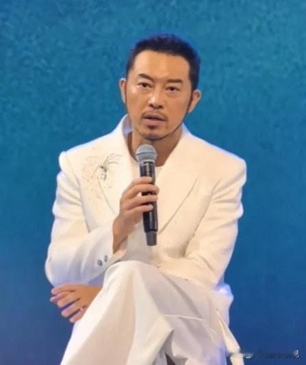 沙溢为了两个胖儿子减肥，饿了自己一整年，减了36斤，瘦得跟白展堂似的。然后呢？
