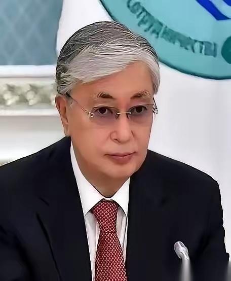 哈萨克斯坦最近这出戏，看得人真是又好气又好笑——手里攥着石油和稀土两张王牌，夹在