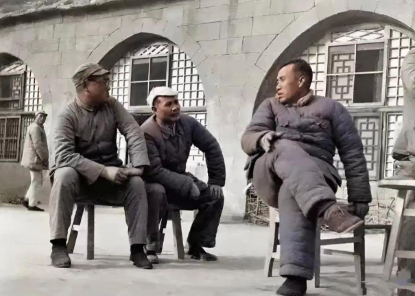 延安时期，“朱刘叶”3位元帅的一张合影，三人坐在窑洞前！在这张珍贵的照片里，