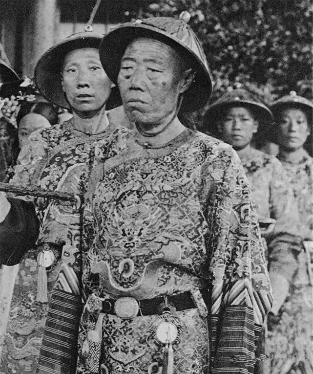 1966年，大太监李莲英的墓遭到发掘，可当考古人员打算移开李莲英尸体时，却被两腿