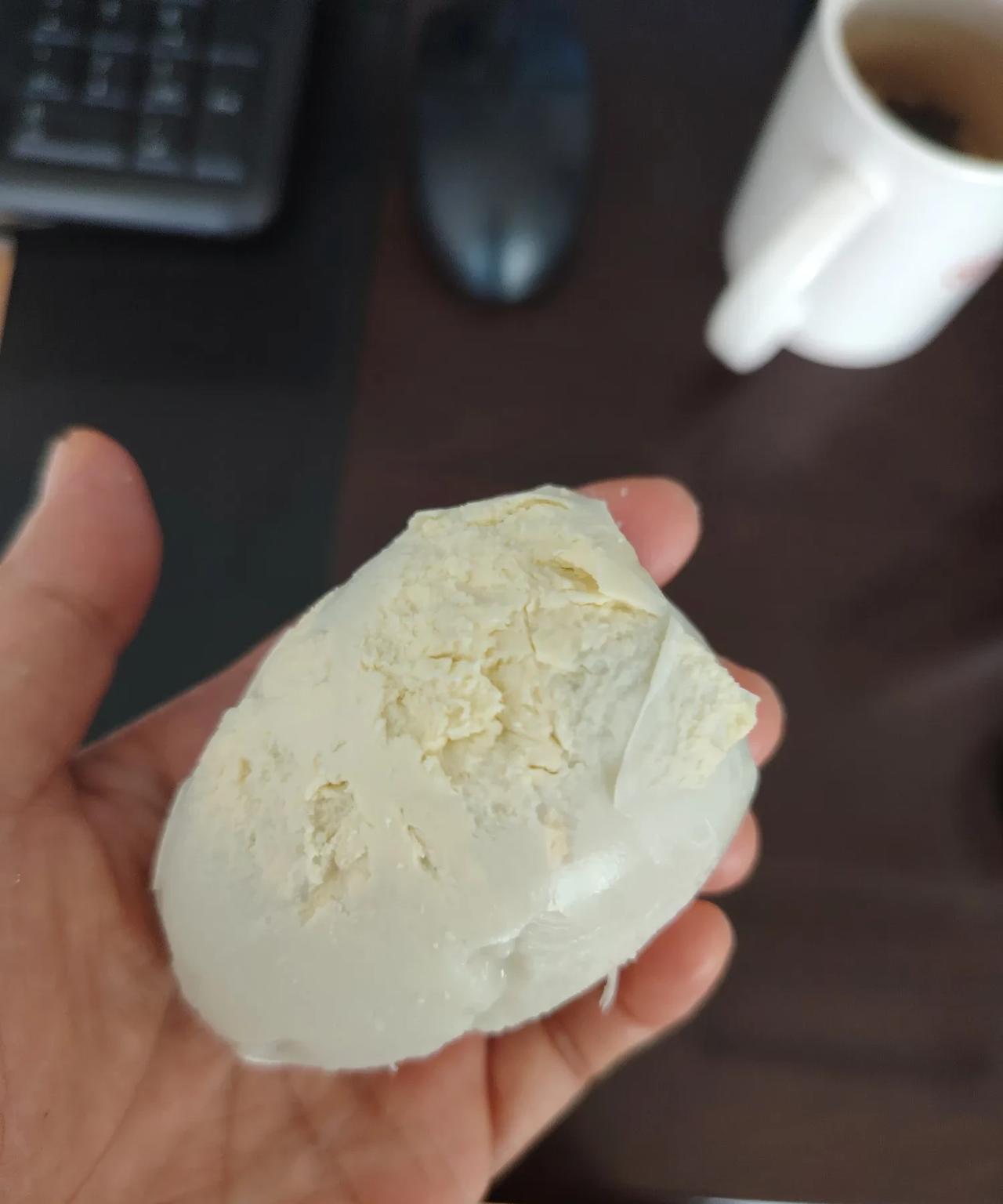大家都说鹅蛋营养丰富，我便也跟风买了几个鹅蛋回来吃。昨天早晨煮了几个鹅蛋，其他几