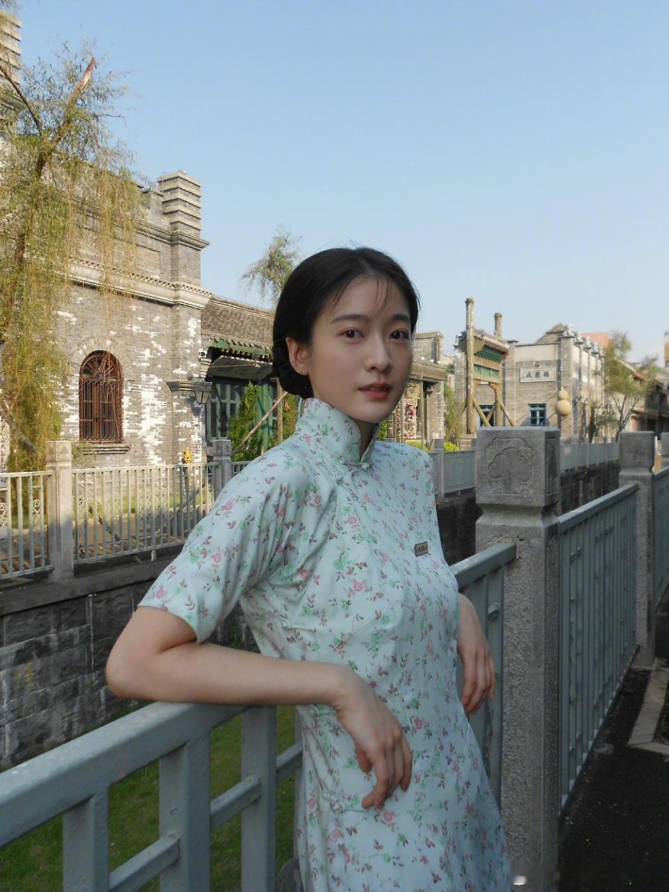 谁能拒绝这种“养成系”重逢啊！张雪迎出道就搭档胡歌，如今再次合作，这18年的成长