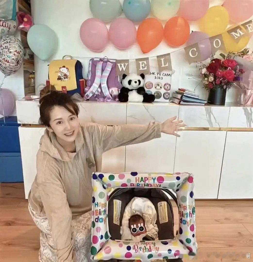 李念携大女儿小儿子现身，二儿子迟迟未露面，三个孩子都像丈夫​