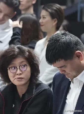 当初是姚主席追的人家女孩儿！这个不是妻管严或怕老婆，一般男人有正事干或担了一些