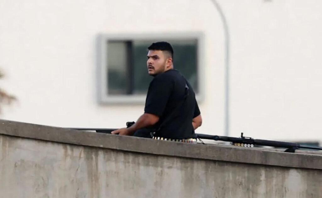 新州警方周一确认，Bondi海滩那个枪击案，两个枪手是父子俩。50岁的爹Saji