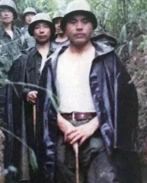 1986年，老山战场前线，大雨倾盆。61师师长刘登云站在指挥所前，脸色严峻。