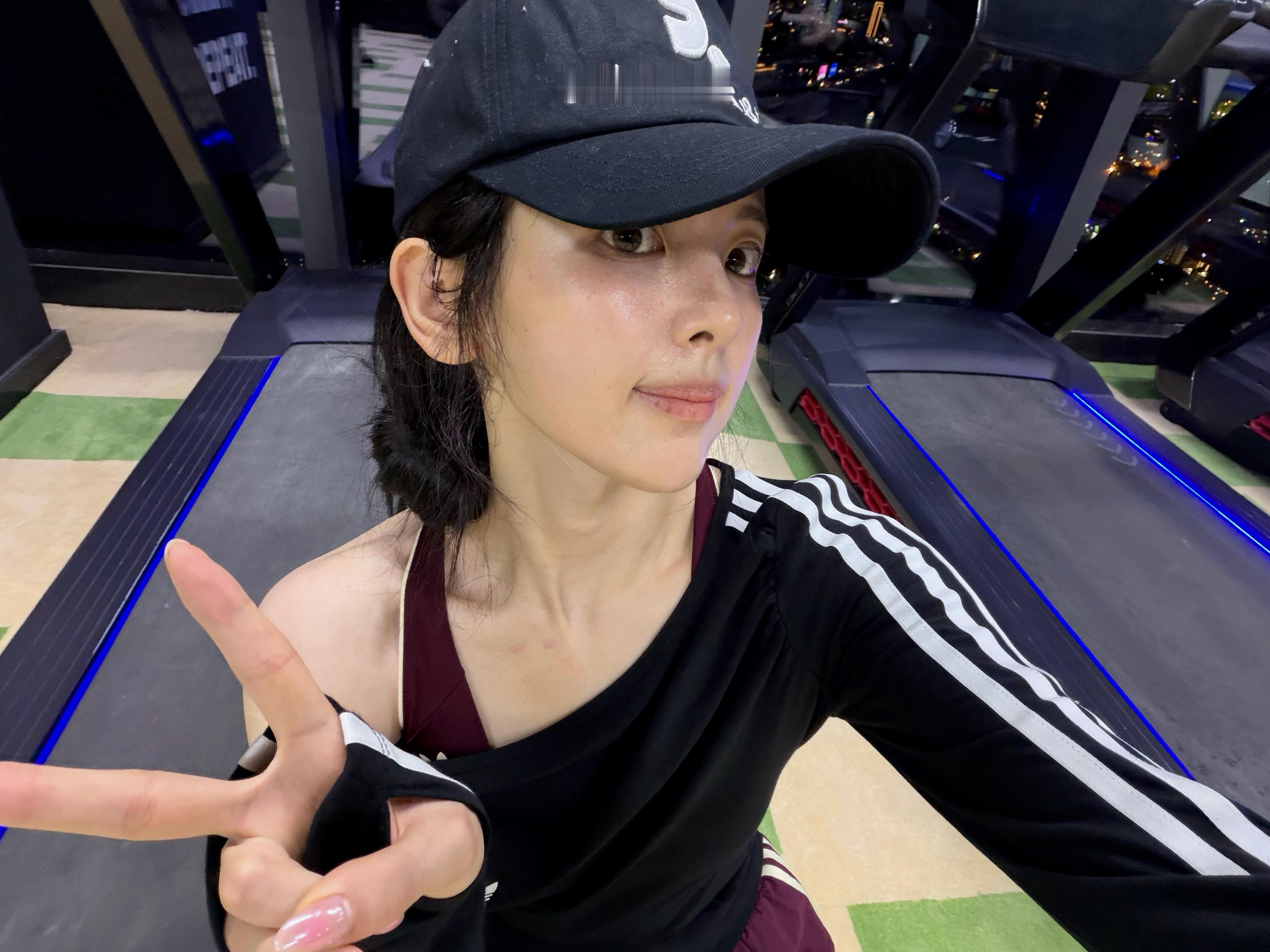 我们超越就这样练练练根本没有身材不好的义务…🤲杨超越自律健身打卡杨