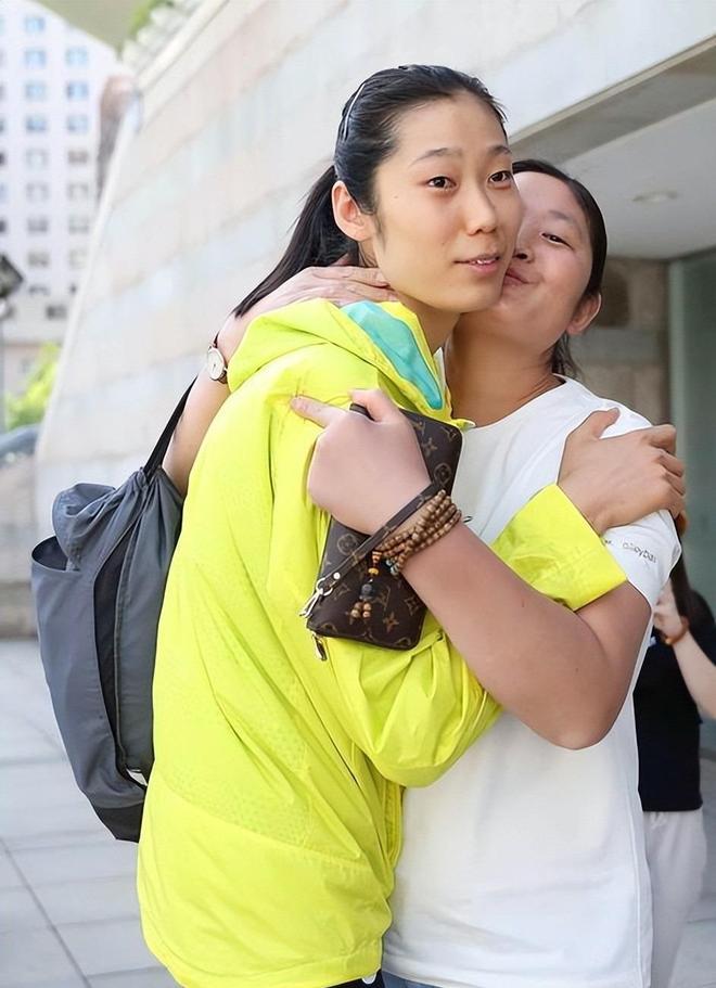 里约夺冠后，朱婷拉着大姐走进郑州售楼处看房子。大姐吓得直扯她衣角，小声劝：妹啊，