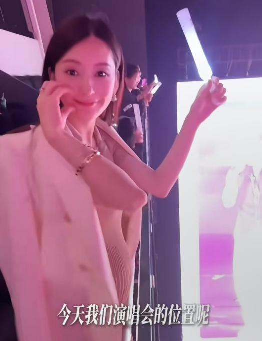 方媛带两个女儿观看郭富城演唱会，孕肚明显但状态极佳。穿着修身长裙，孕肚藏不住，但