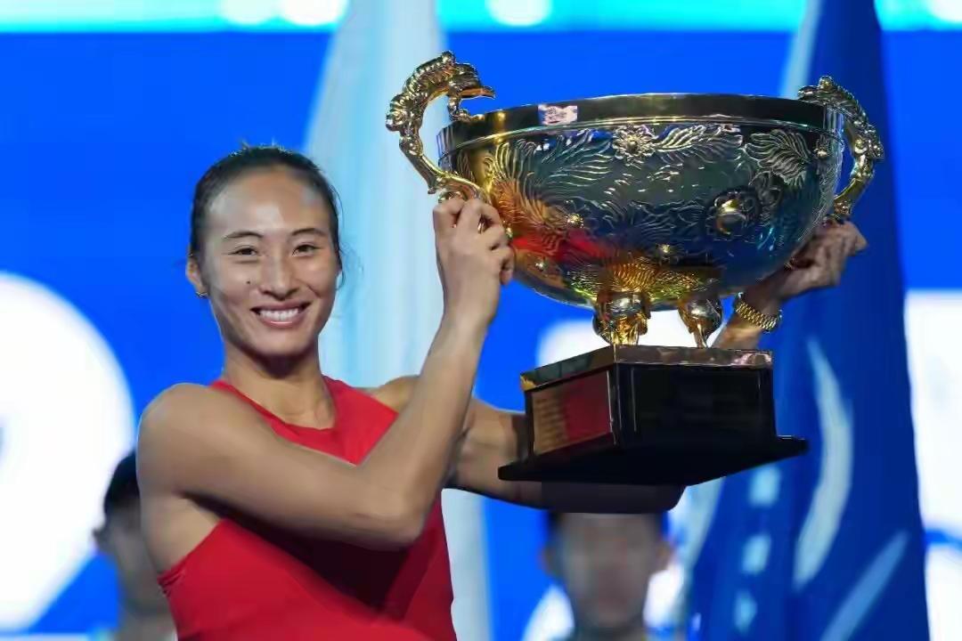 10月11日晚，2026中国网球公开赛女单决赛，中国选手郑钦文2比0击败新科法网