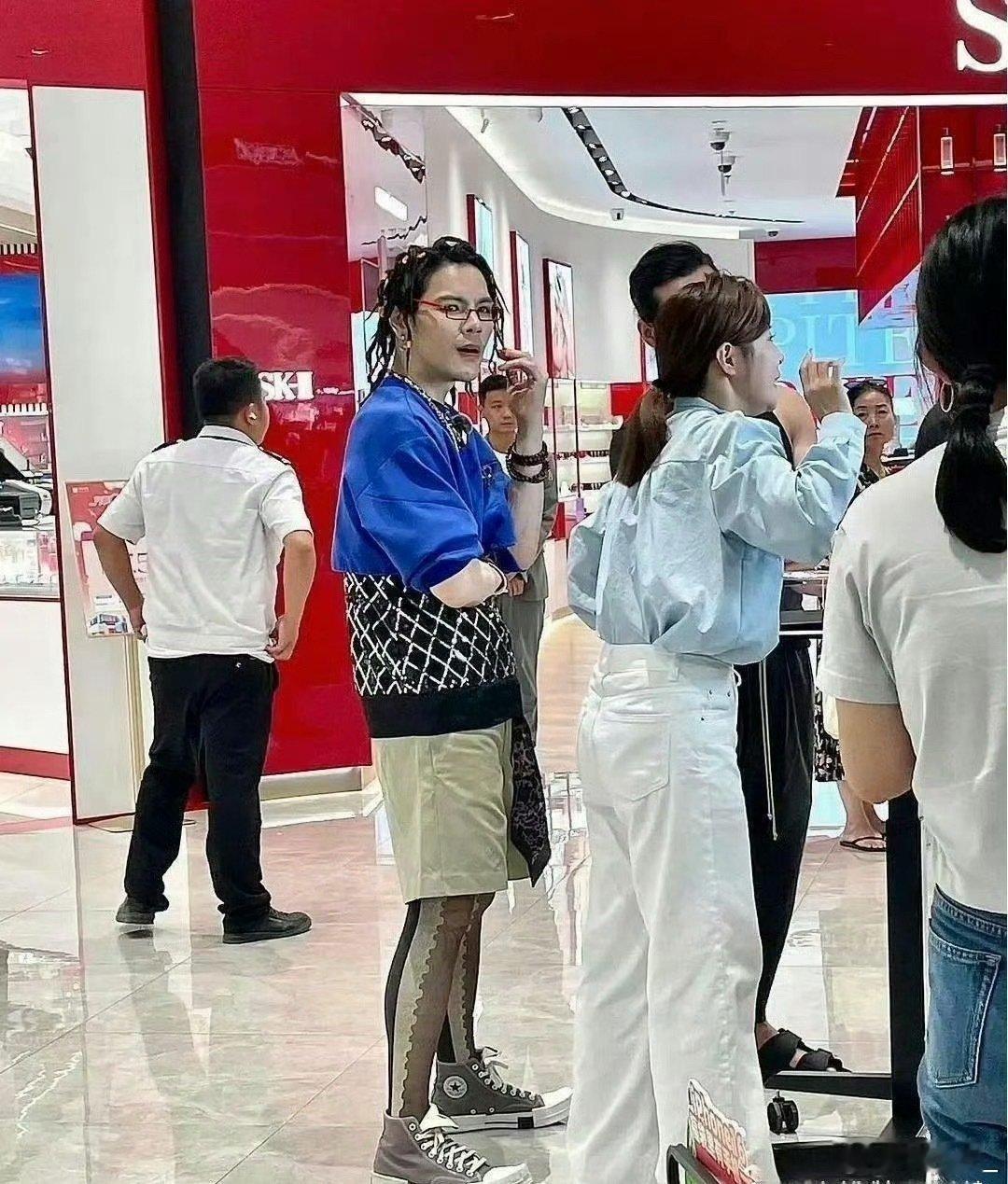 郭碧婷的世界终于塌了！现在我一点也不羡慕当什么阔太了，因为但凡她有点地位，就会管住向佐，拉他一把，而