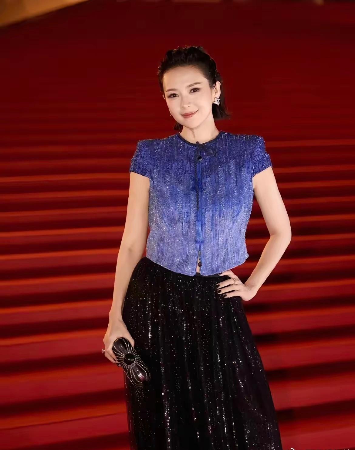 我好奇的问闺蜜，明明金像奖都没章子怡的奖项，那她为什么还要出席呀？闺蜜白了我一