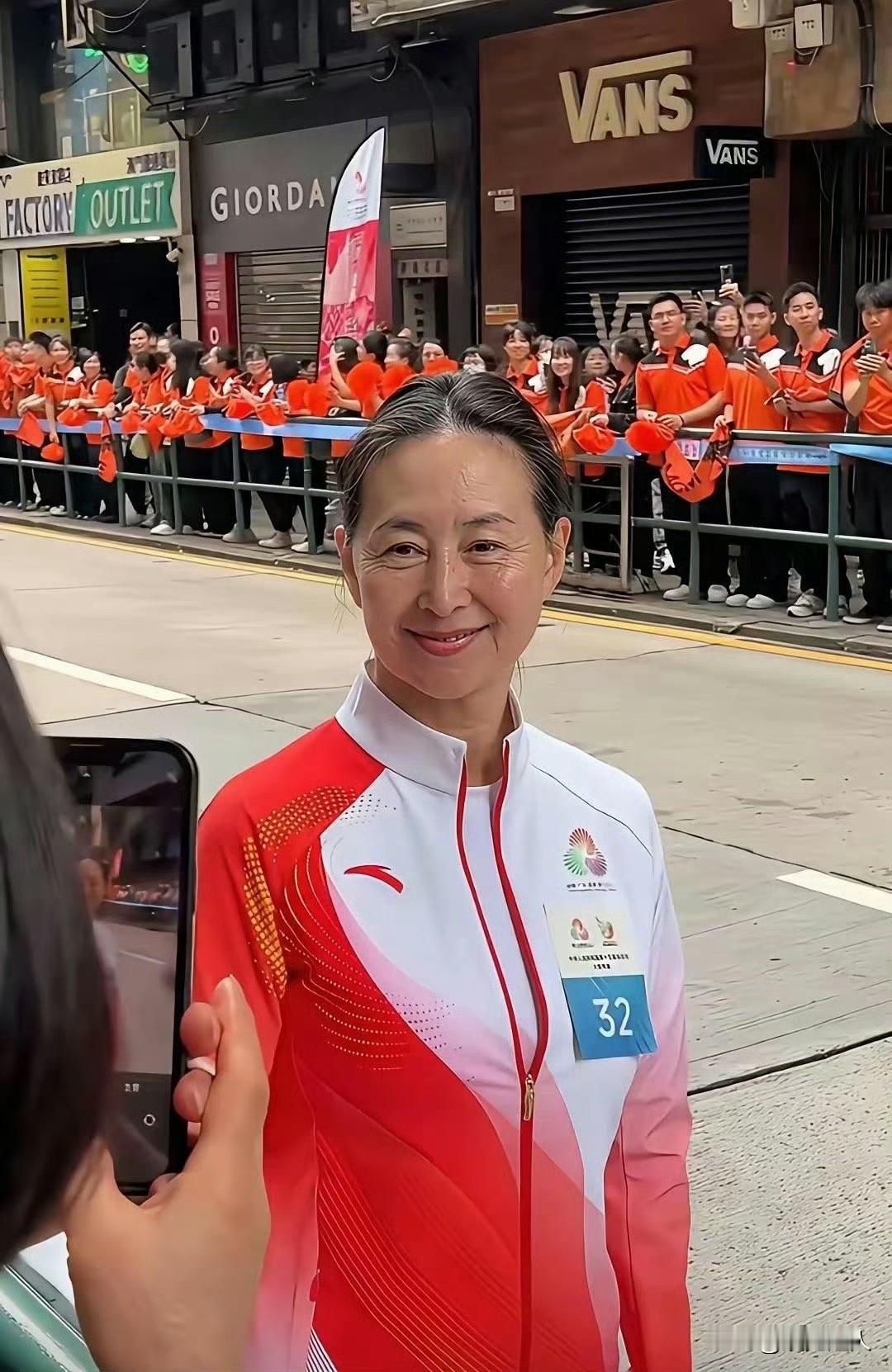 何超琼真的越老越有味道！就算年纪上来了，五官依旧能打，气质更是没话说，妥妥的“老