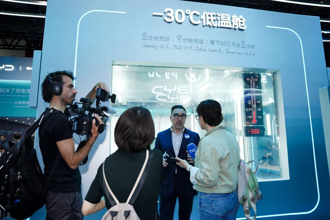 没去日内瓦不遗憾，全球老外都在比亚迪E3馆排队谁说车展只能去日内瓦、慕尼黑朝圣？