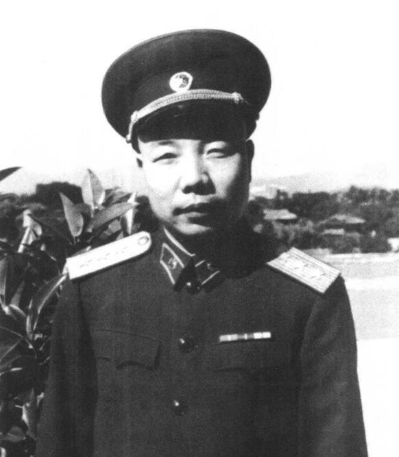 50年肖华刚调任北京，偶遇卖烟小贩时突然认出对方竟是杀害黄骅多年的凶手吗？19