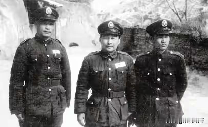窑洞里的激烈争辩：拍桌子之后一夜改战略，成就中原大棋局1947年，毛泽东连