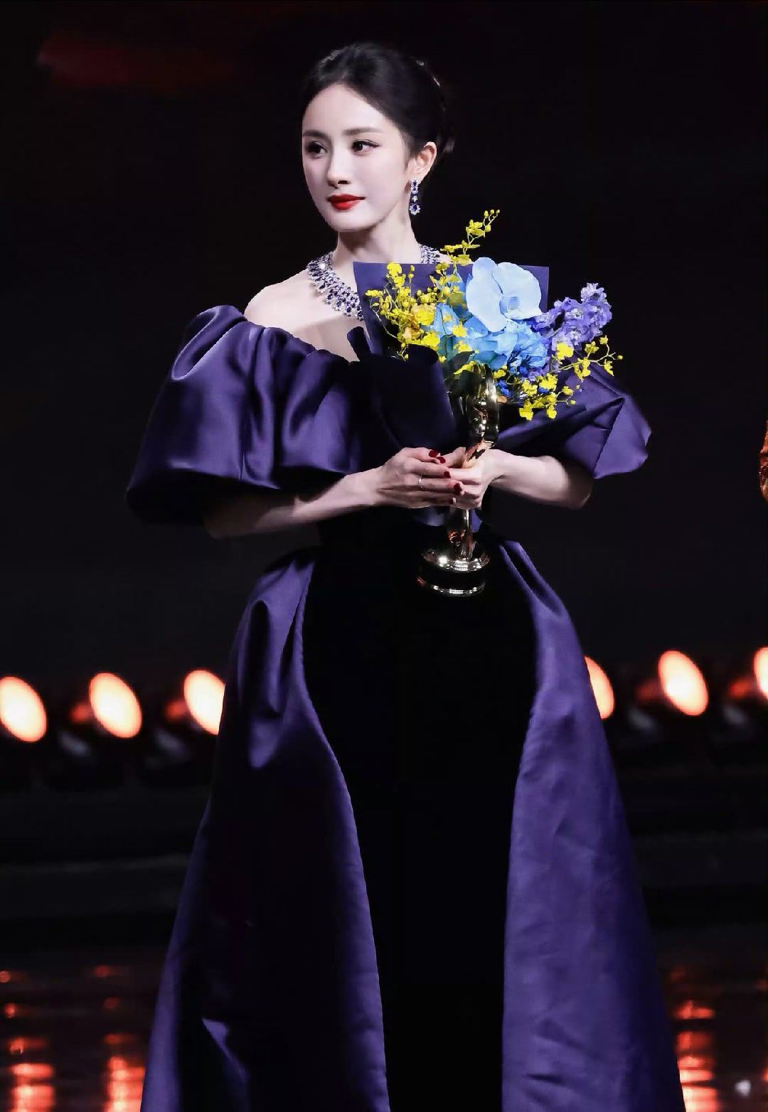 杨幂微博QUEEN杨幂在娱乐圈感觉像是范冰冰那种级别的存在，形象气质好，情商一流