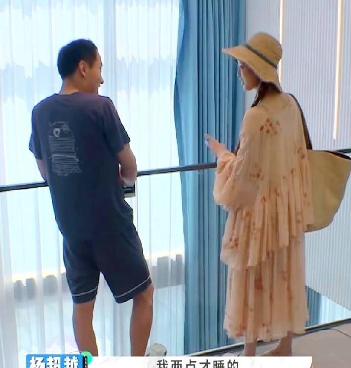 杨超越说：“我昨晚看了个短剧，实在太好看了，一共80集，我一口气看了70集，凌晨