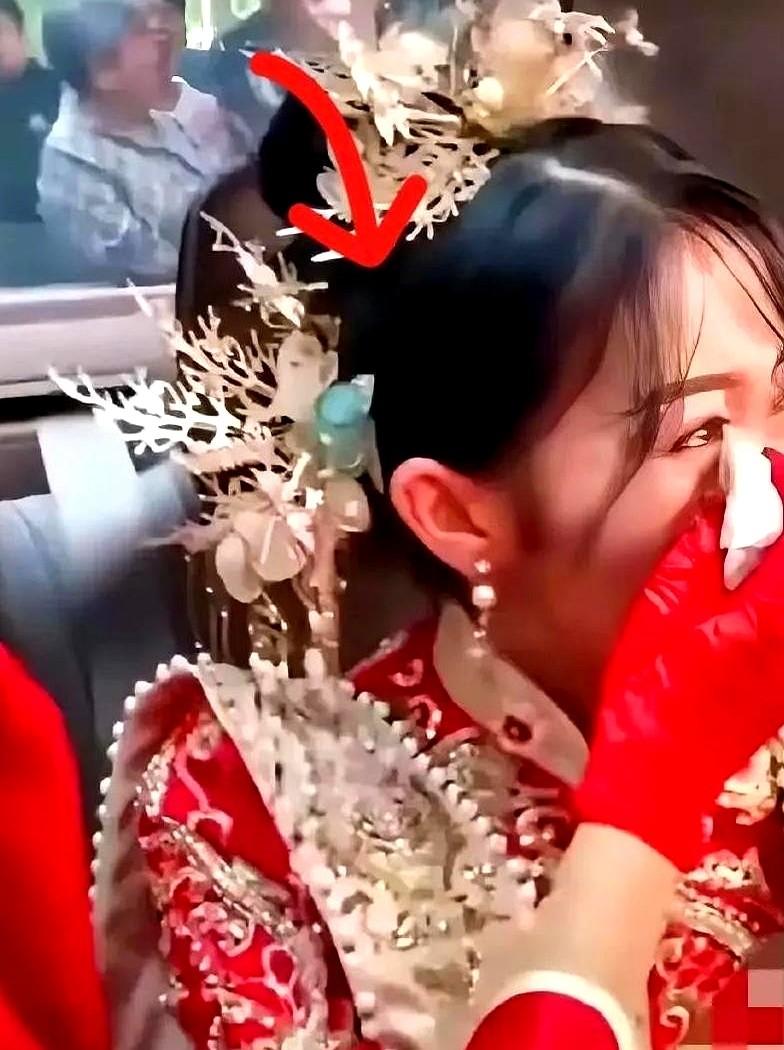 婚礼上新娘提出要8万改口费婆婆马上拿出8万说你拿去你不用叫妈我承受不住