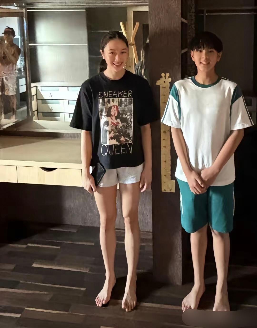 吴尊携家人返回文莱参与家族聚会，父亲精神矍铄，与儿子在自家跑车前合影，尽显优雅气