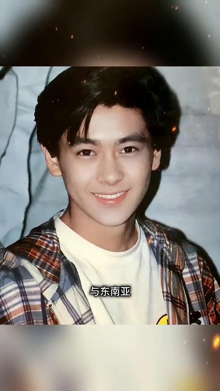 1993年林志颖刚出道时与一众明星合影。这是1993年林志颖刚出道时与一众明星