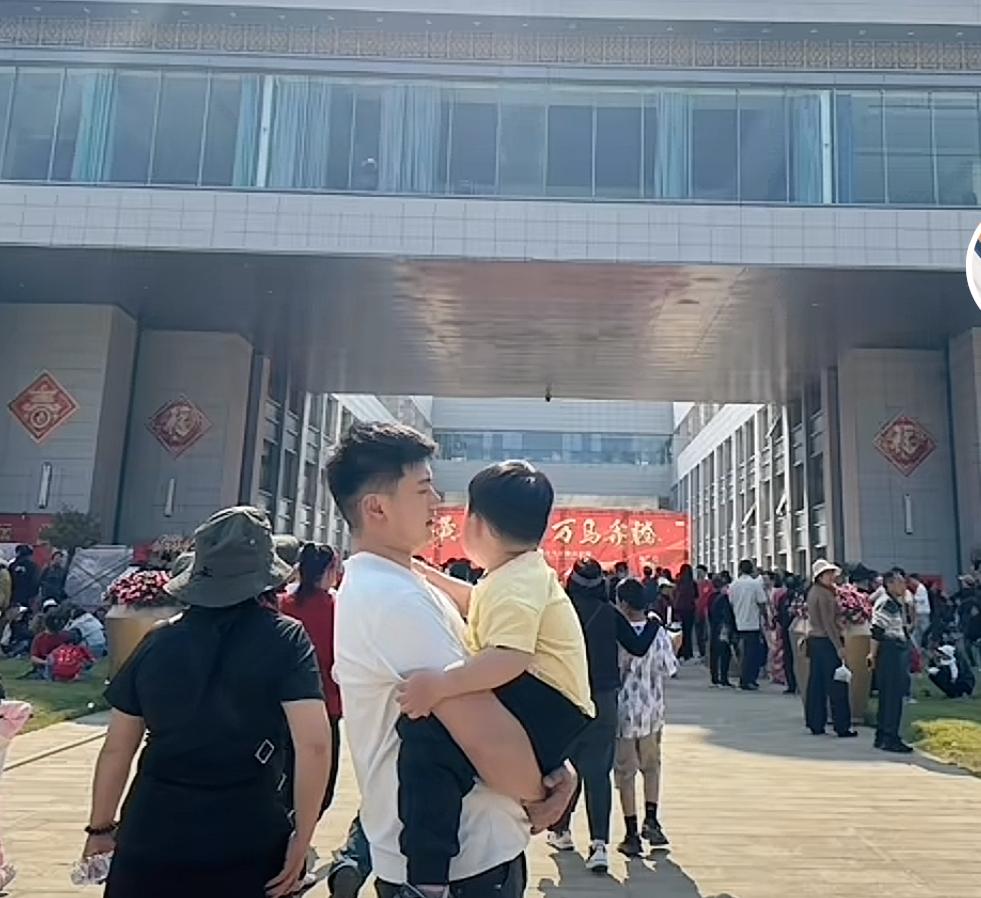 那个跟妈妈送外卖被撞的鼻青脸肿还要保护妈妈的小孩哥，亲爸终于出镜了，小孩哥爸爸很