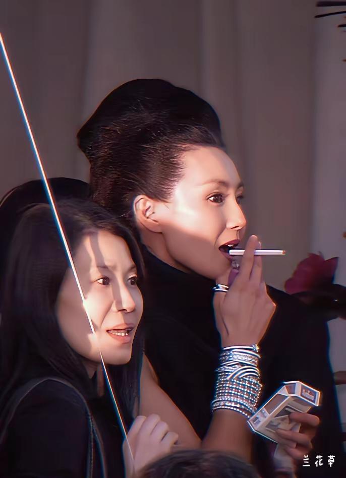 这是张曼玉吗？抽烟手法很熟稔。发现，很多女明星都会抽烟，周迅，王菲，那英，马伊
