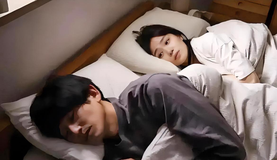 很多夫妻表面看着挺像回事，一起过日子、一起养孩子、一起应付亲戚朋友，外人看来，这