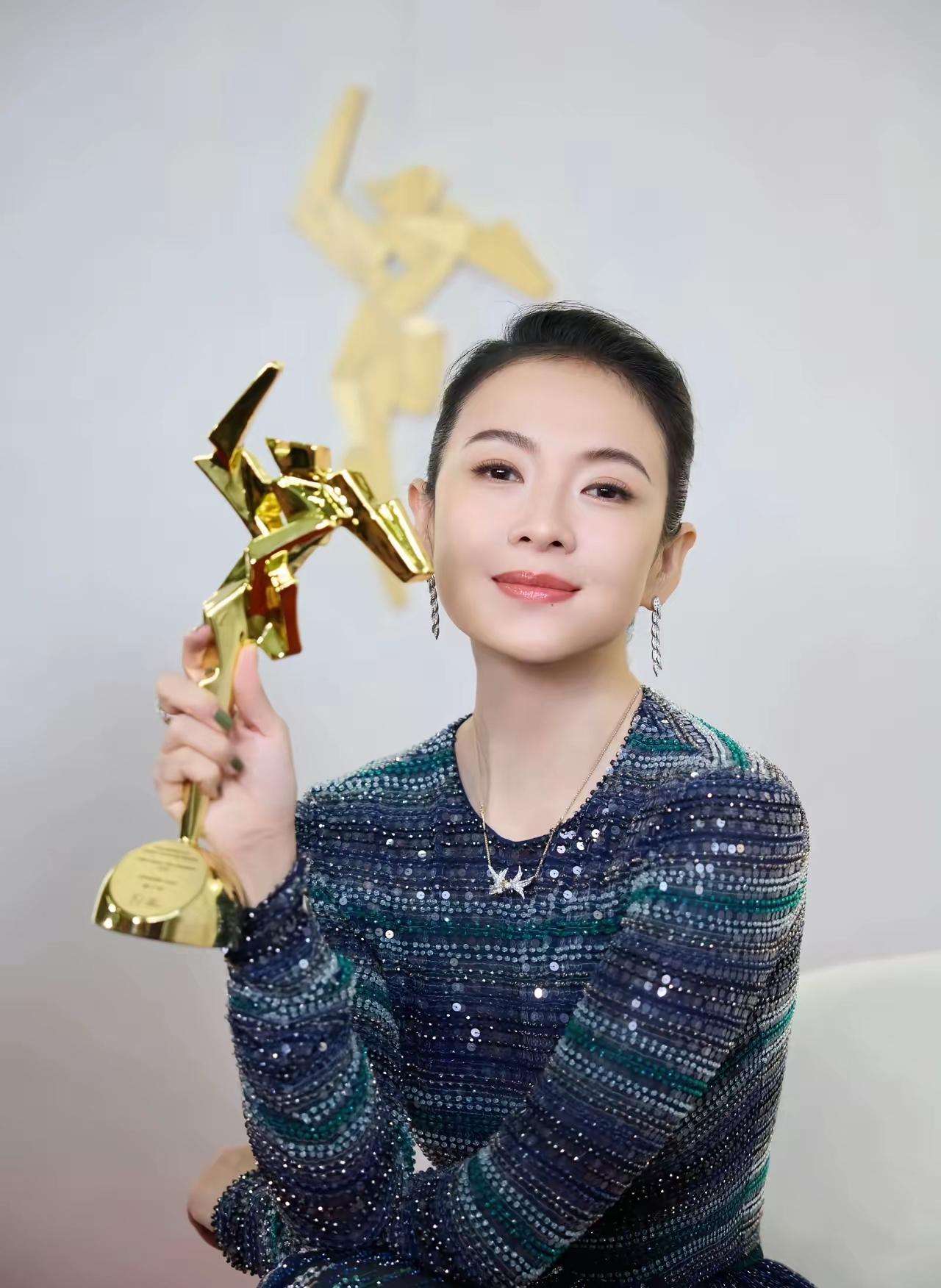 恭喜！章子怡再次获奖！3月15日，章子怡工作室在社交平台分享她的照片，并配文: