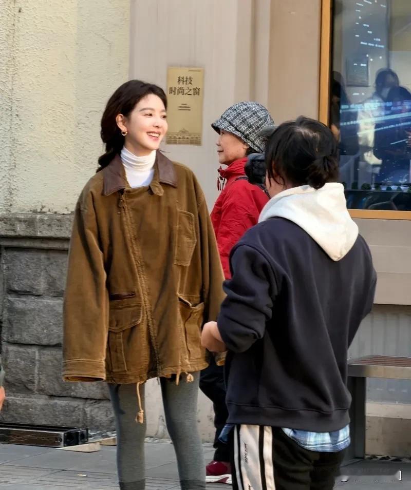 近日，网友在上海大街偶遇章若楠与王安宇拍戏现场，俩人颜值都好高啊，典型的俊男靓女