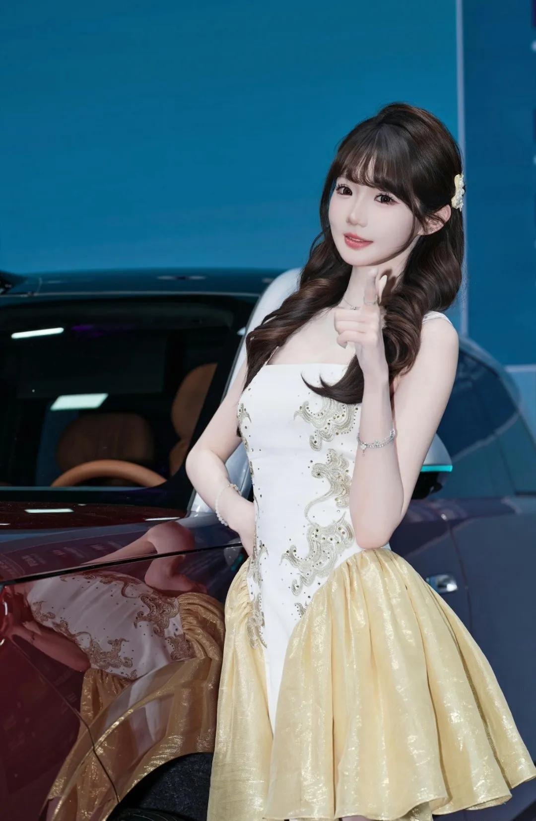 优雅车模与奢华车饰的完美结合，尽显时尚与奢华！💃🚗✨车展会车模无炫耀意味车